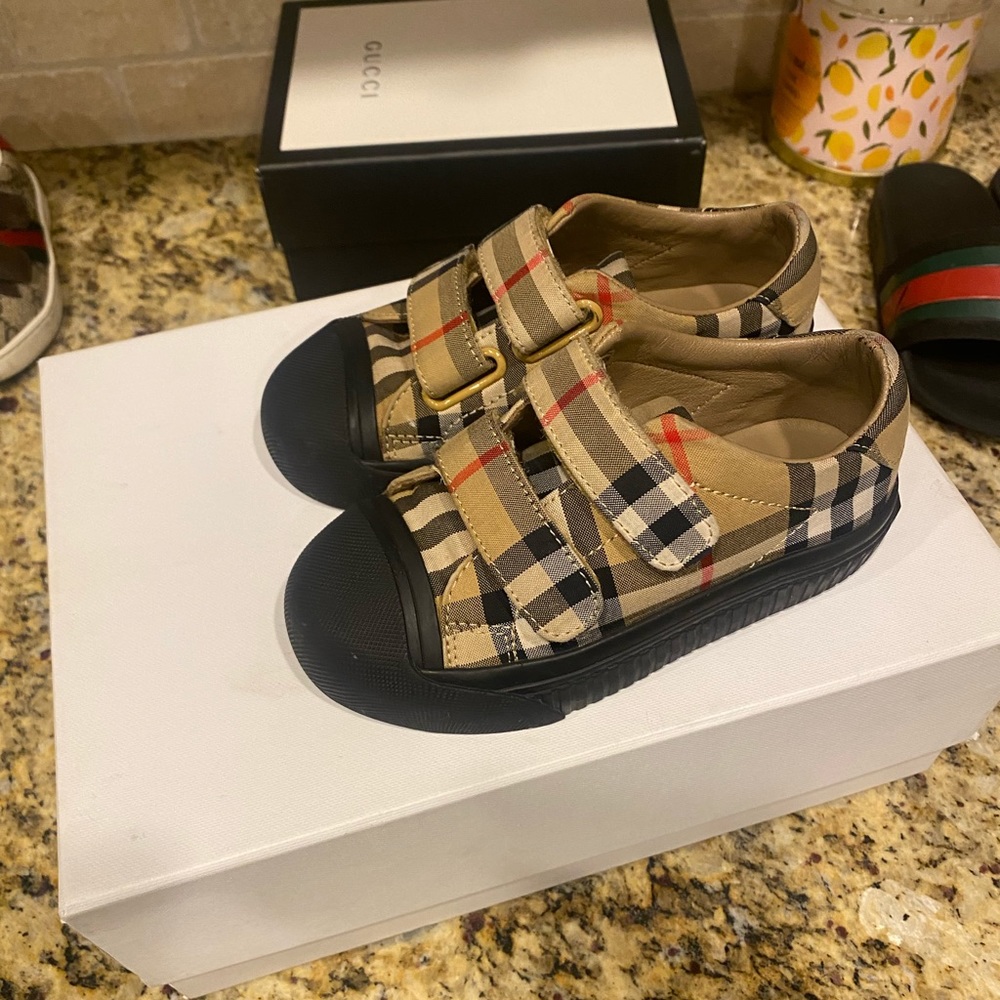 Kids Burberry size 26/9
